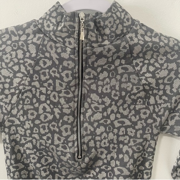 NWT FREE PEOPLE Leopard Print Zip Turtleneck Top In Carbon Silver Size XS/S - Picture 3 of 7